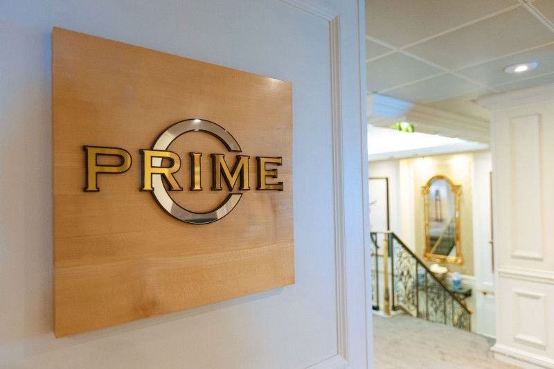 A wooden sign with the word prime C on it