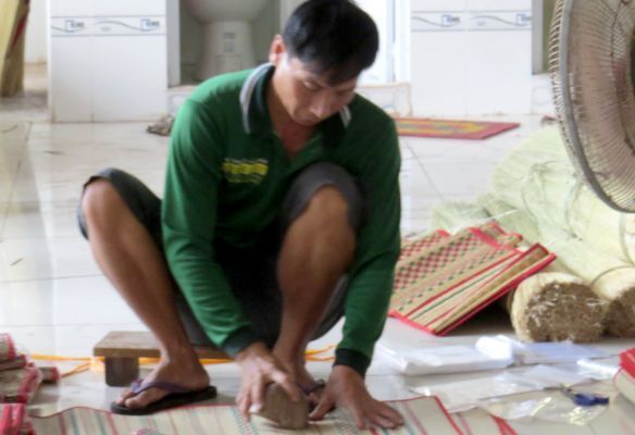 Rattan mat making in Tan Chau