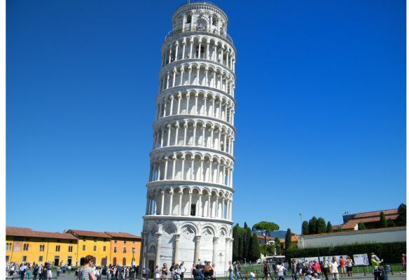 the leaning tower of pisa with a blue sky in the background