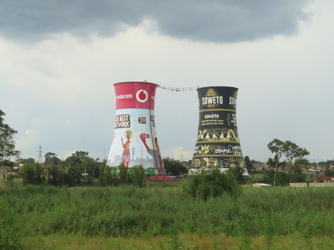 A red and white tower with the letter o on it