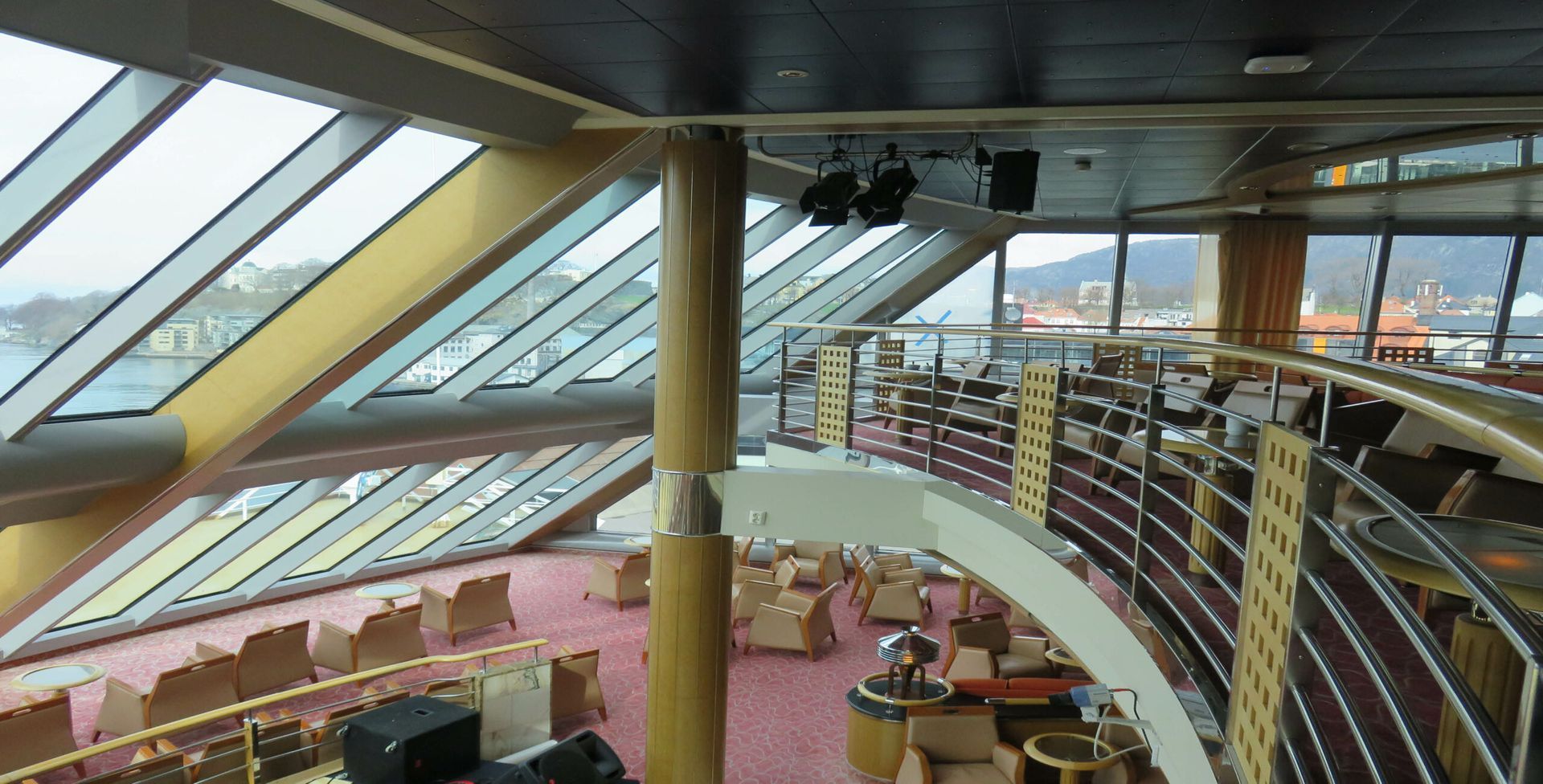 Midnatsol - Two-deck observatory lounge
