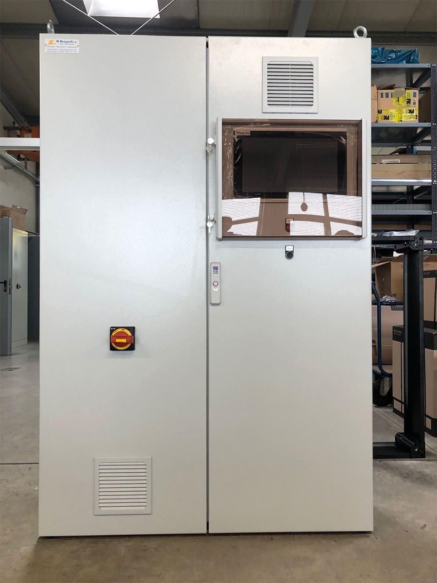 Ein großer weißer Schrank mit einem Monitor darauf