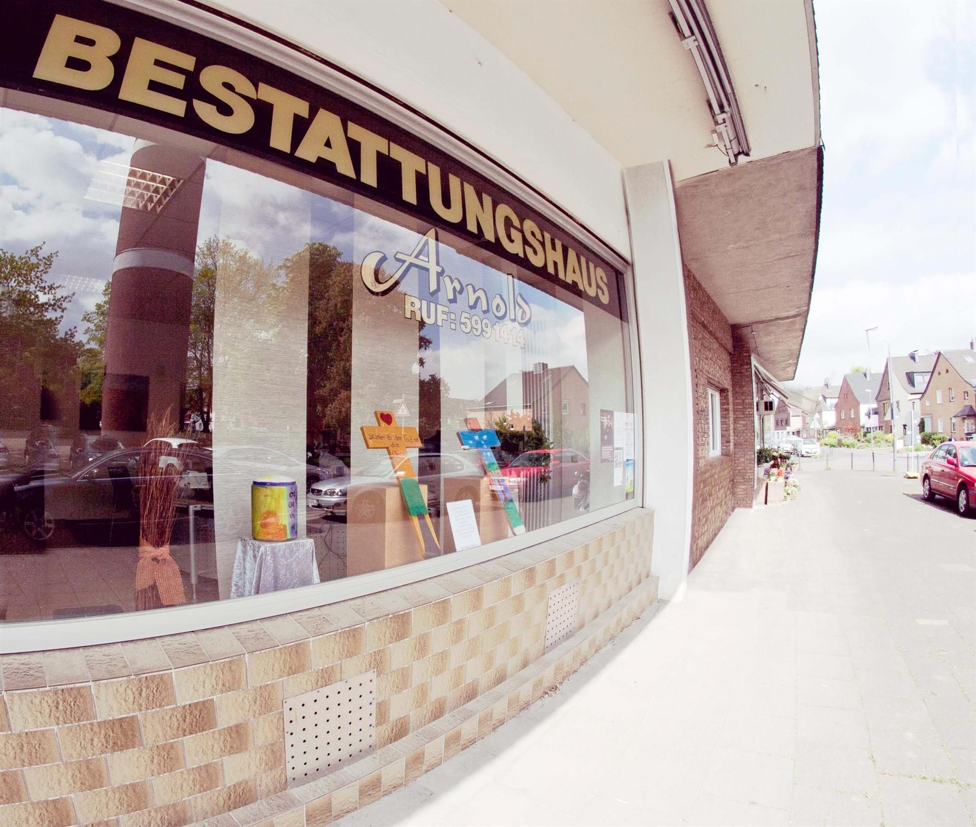 Eine Ladenfront mit einem Schild mit der Aufschrift „Bestattungshaus“