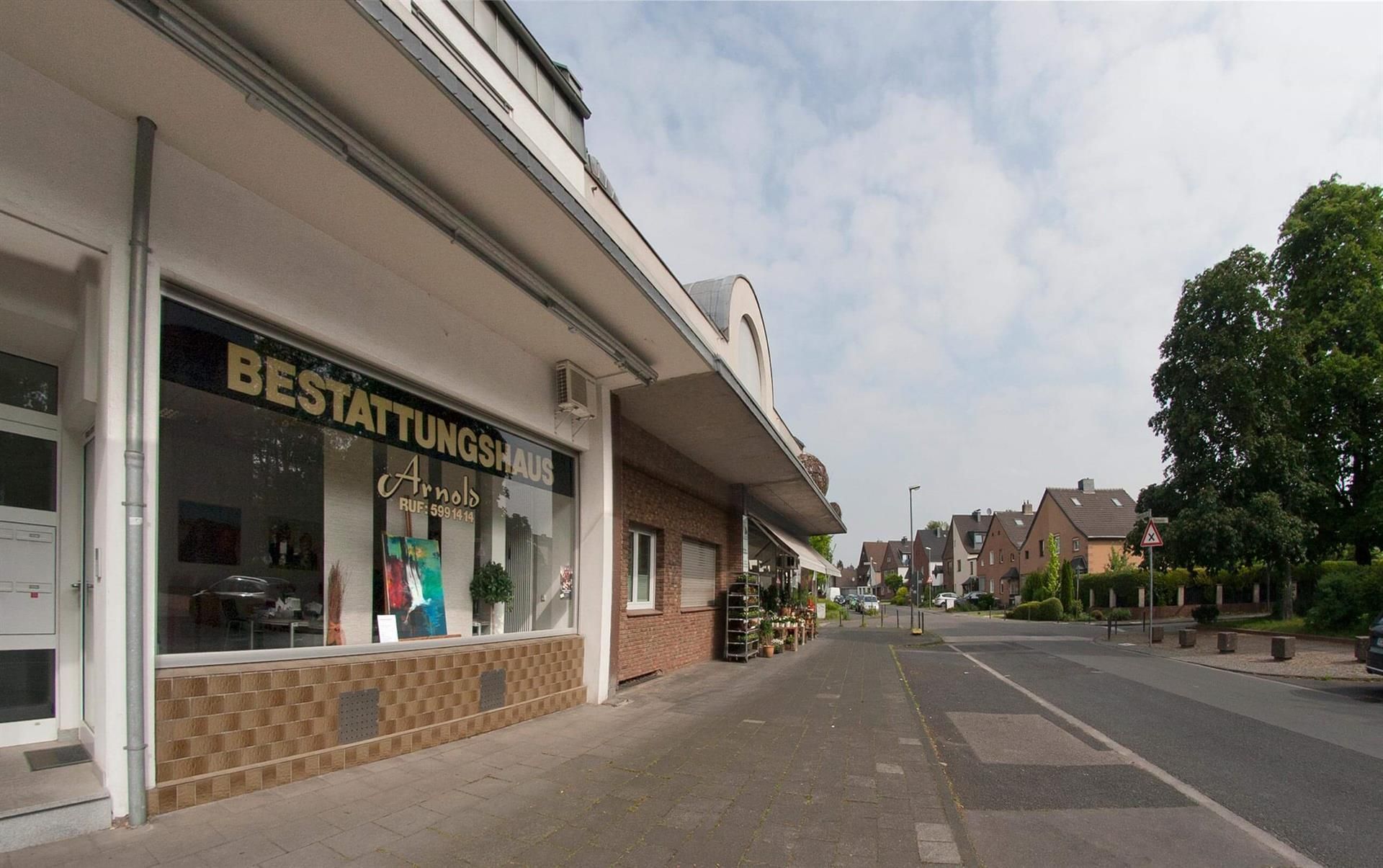 Ein Gebäude mit dem Wort Bestattung darauf