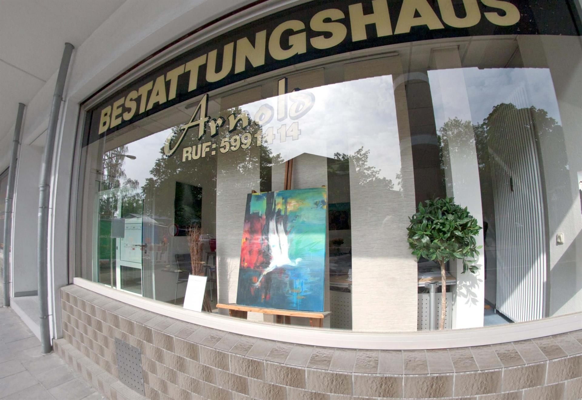 Ein Fenster mit einem Schild mit der Aufschrift „Bestattungshaus“