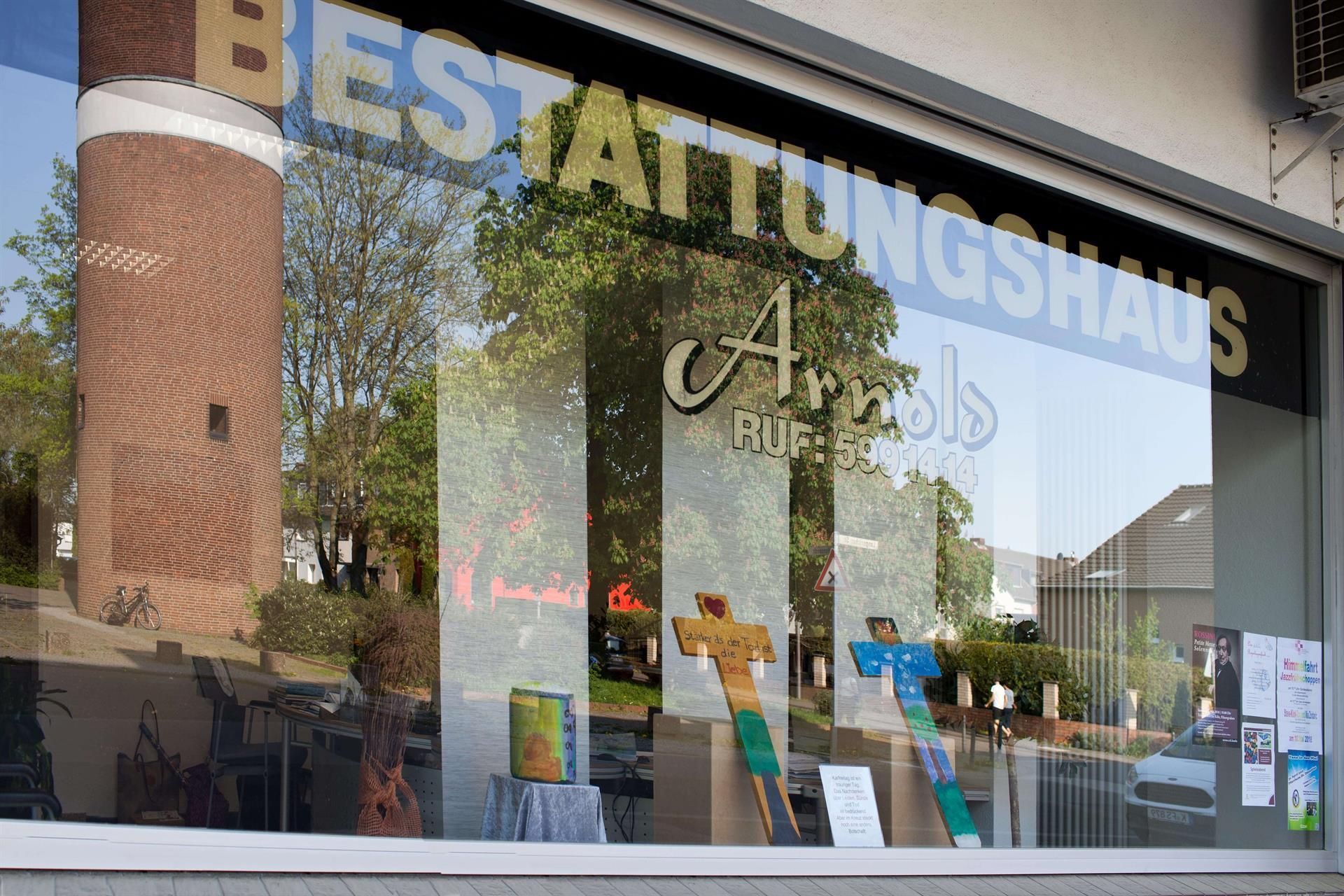 Ein Fenster mit dem Wort Bestattungshaus darauf