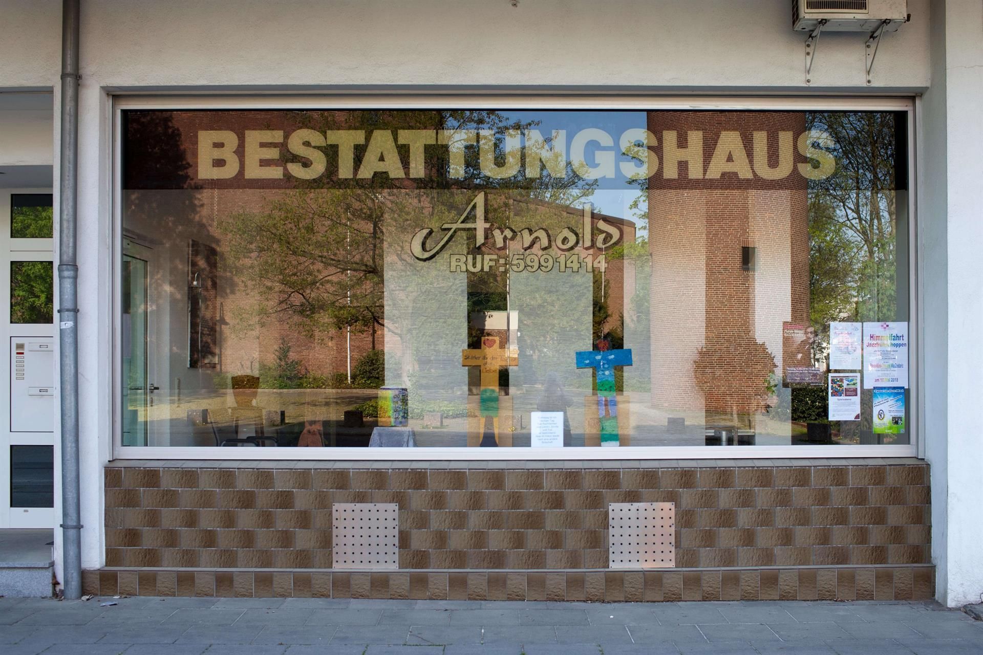 Eine Ladenfront eines Bestattungshauses mit einem großen Fenster