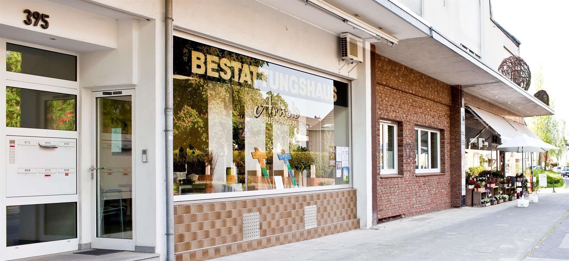 Ein Gebäude mit der Nummer 375