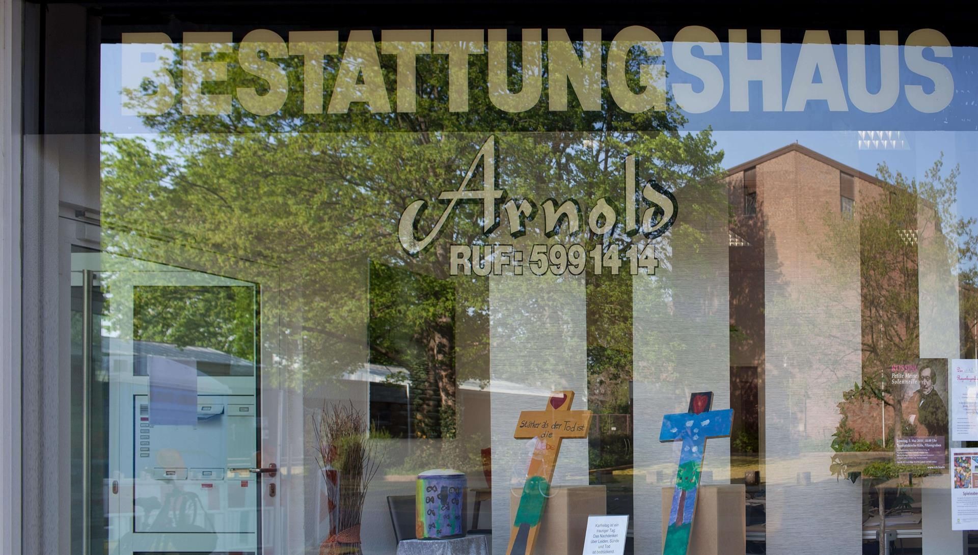 Ein Fenster mit einem Schild mit der Aufschrift „Bestattungshaus“