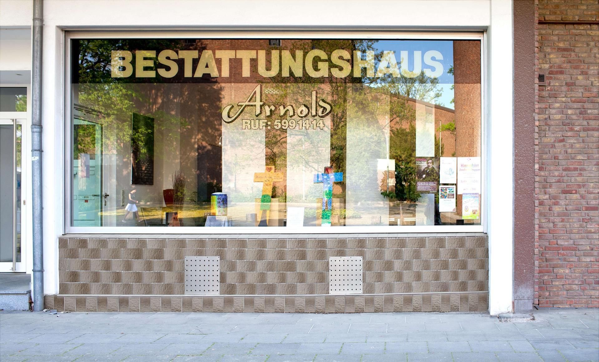 Eine Ladenfront mit einem Schild mit der Aufschrift „Bestattungshaus“