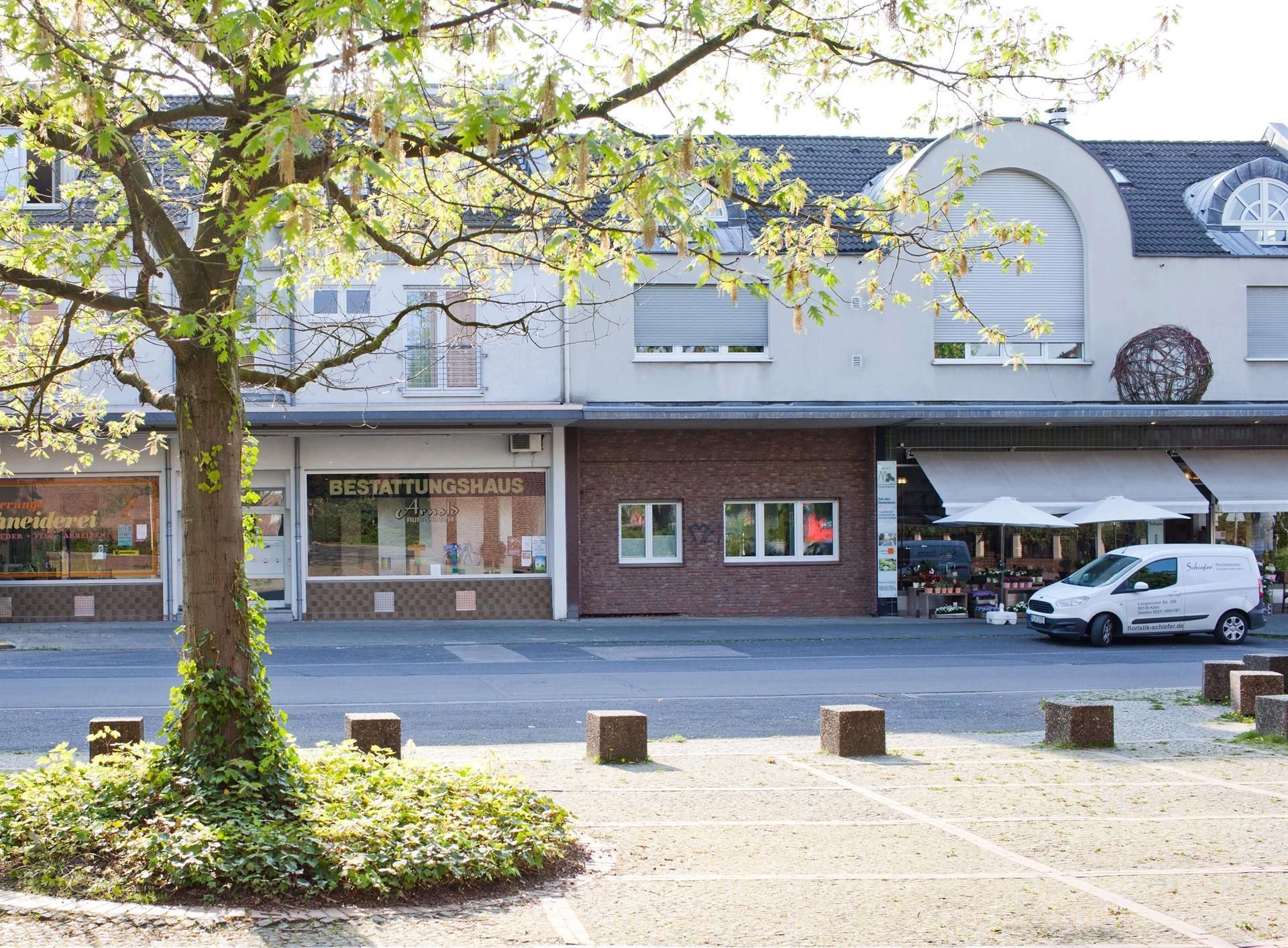 Ein weißer Lieferwagen steht vor einem Backsteingebäude