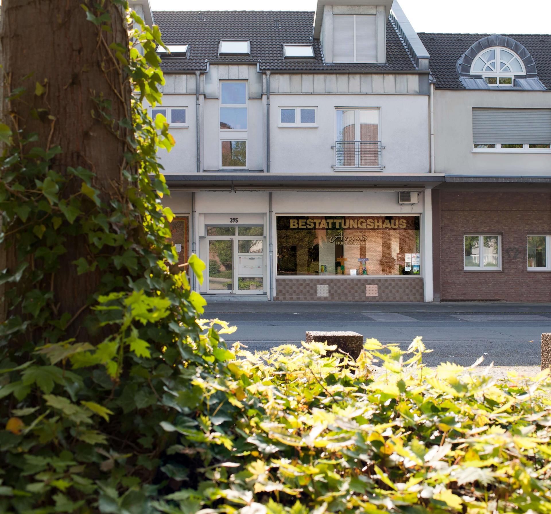 Ein Gebäude mit einem Schild mit der Aufschrift „Bestattungshaus“