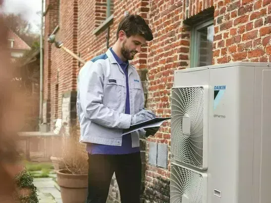 Personne assurant l'entretien de la climatisation