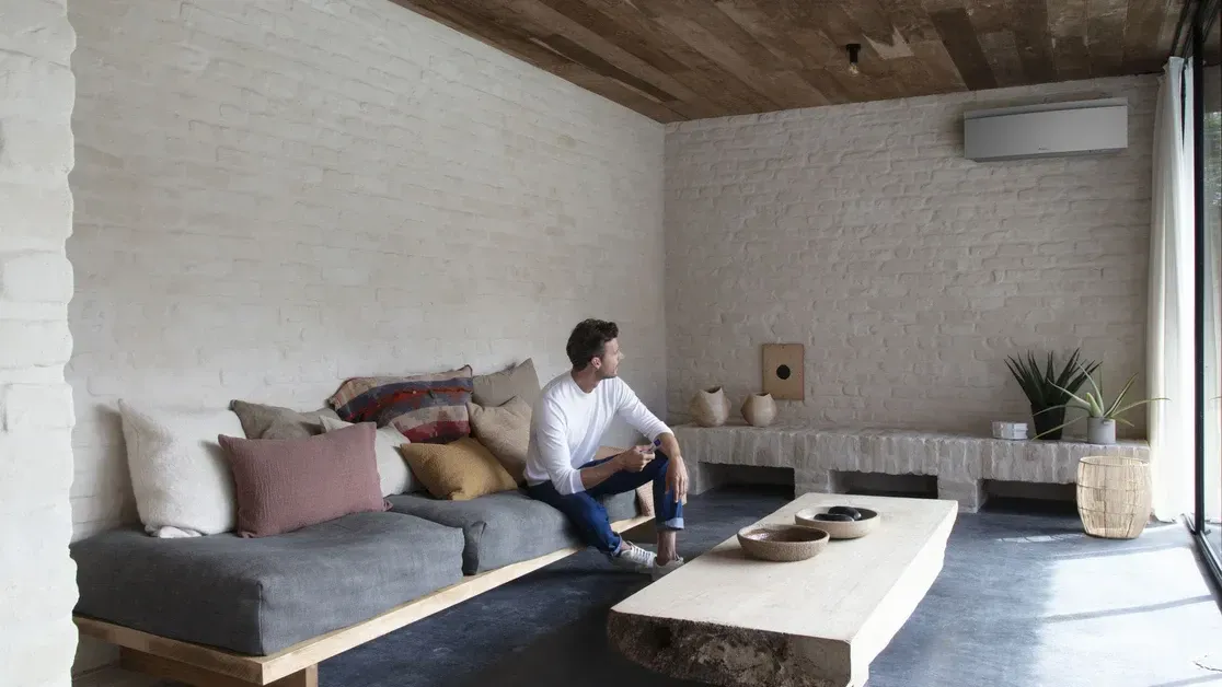 Installation d'une pompe à chaleur derrière une maison