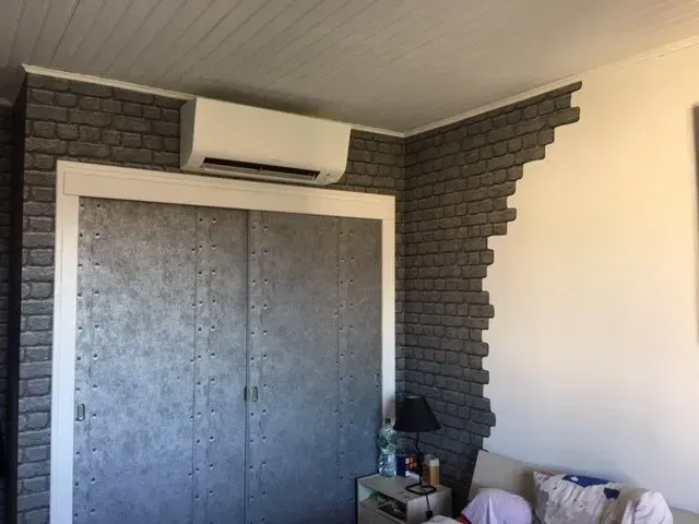 Pompe à chaleur posée dans le salon