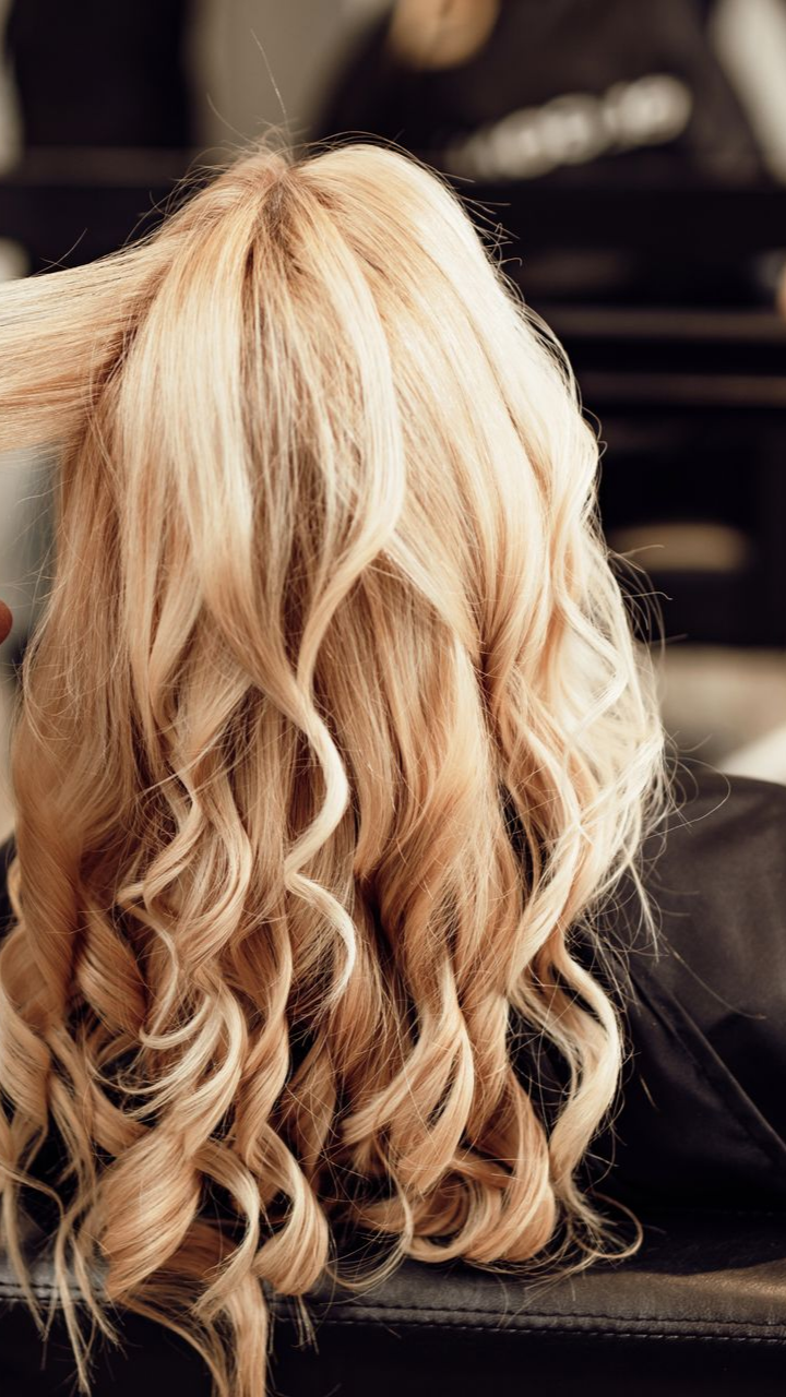 Coiffure de cheveux blonds ondulés dans un salon de coiffure.