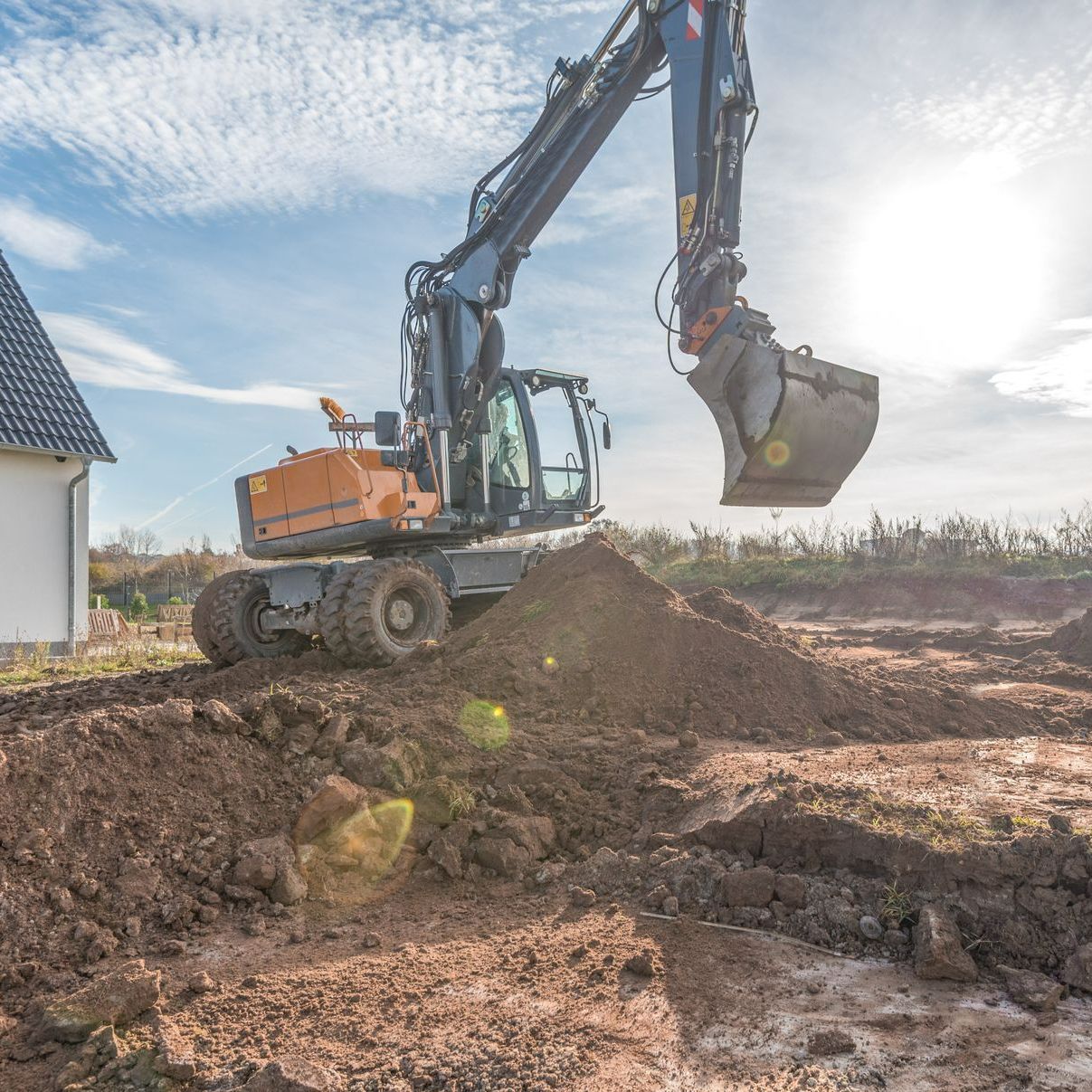 Une minipelle qui creuse la terre pour les fondations d'une maison