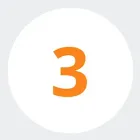 Un círculo blanco con un número tres naranja dentro.