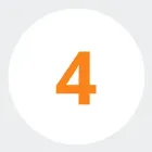 El número cuatro es naranja en un círculo blanco.