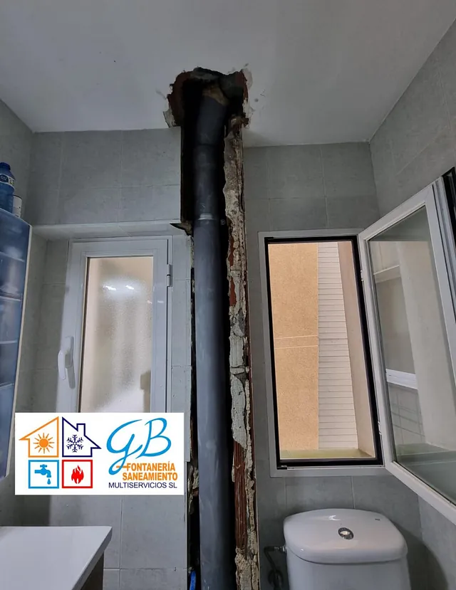 Un baño con inodoro y un cartel que dice gb