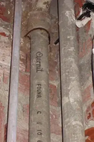 Un primer plano de una tubería en una pared de ladrillos.