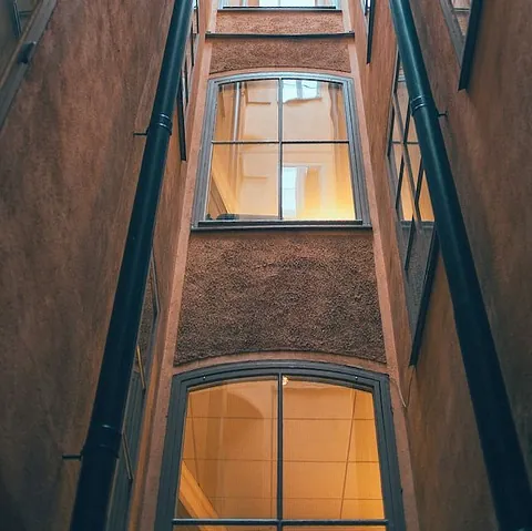 Mirando hacia arriba a un edificio con muchas ventanas