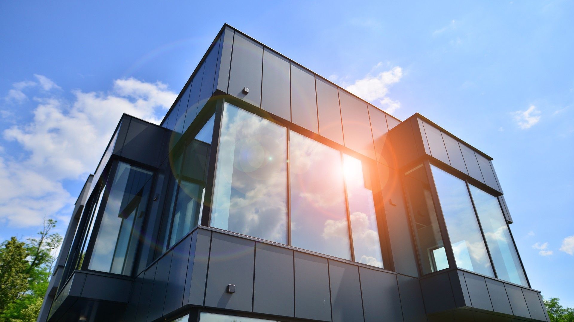 Bild schwarze Gebäudefassade