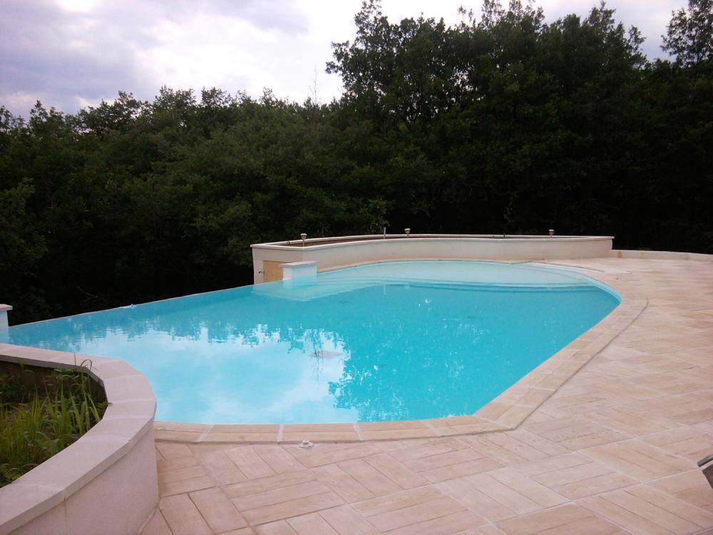 Piscine à débordement