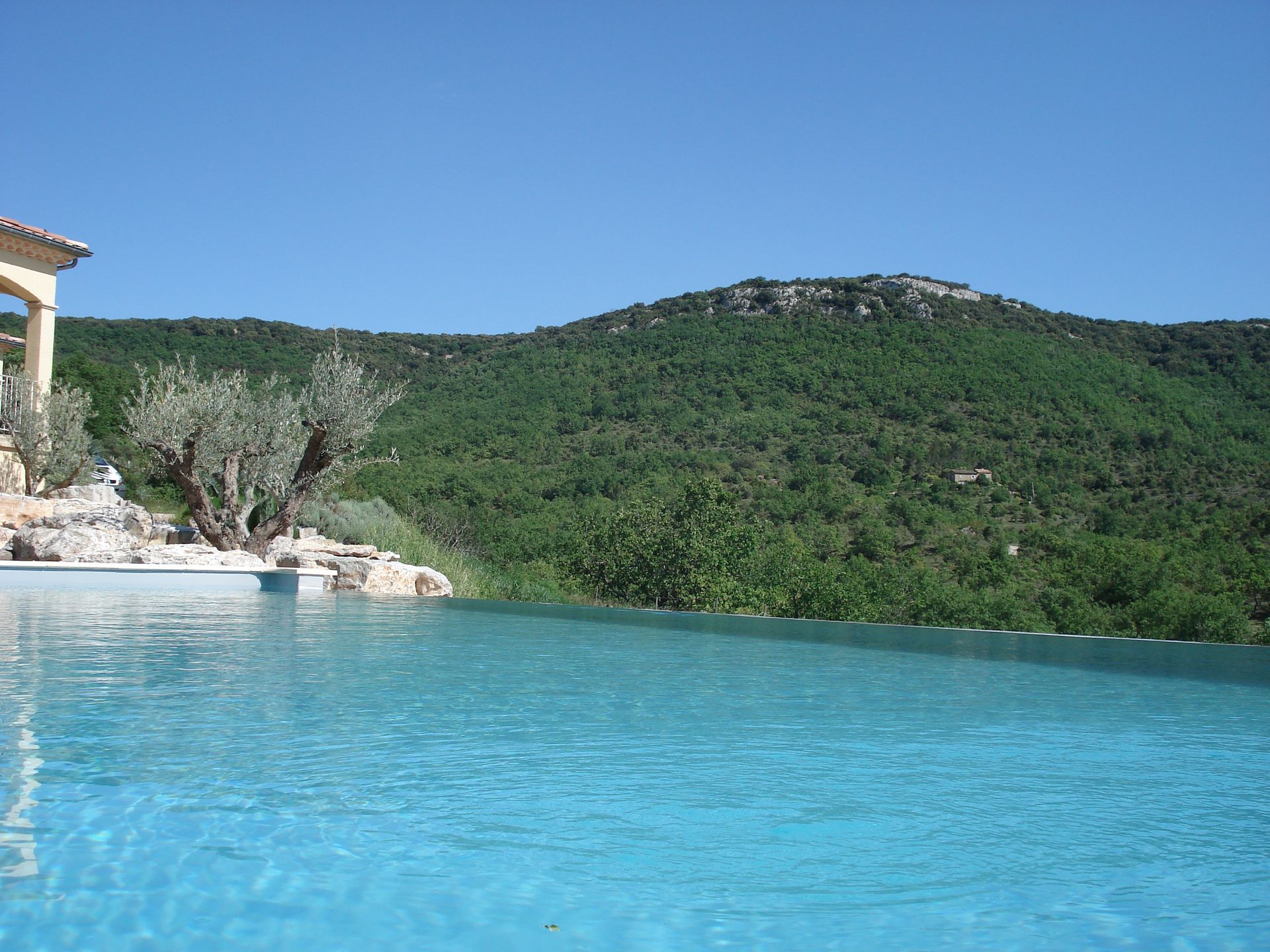 Piscine avec montagnes