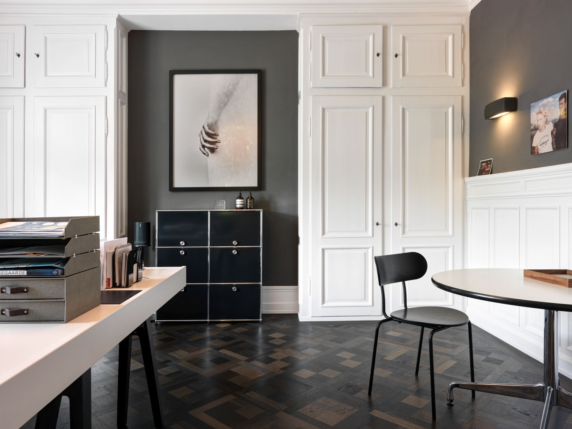 Ein Raum mit einem Tisch und Stühlen und einem Bild an der Wand