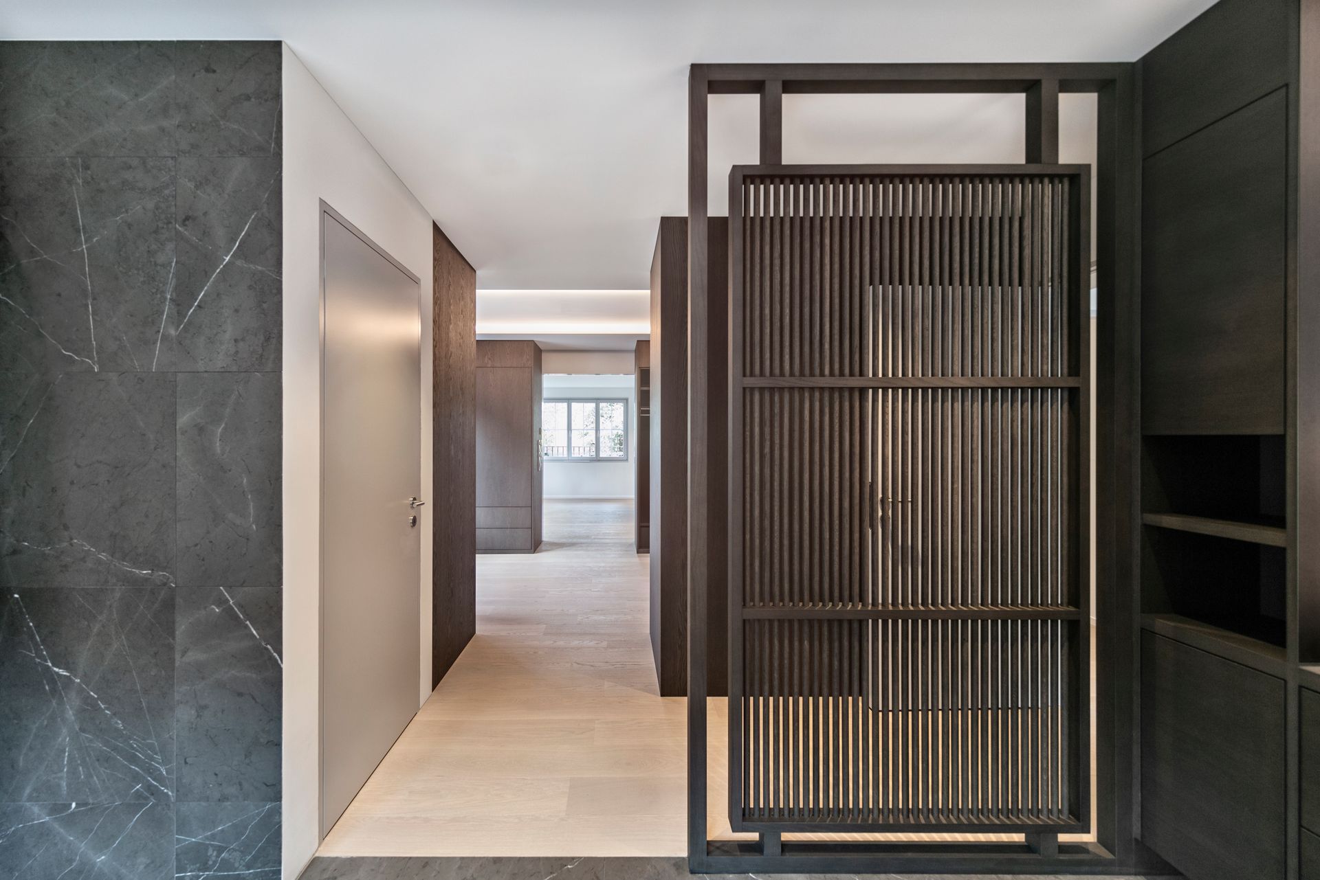 In der Mitte des Flures befindet sich ein Raumteiler.