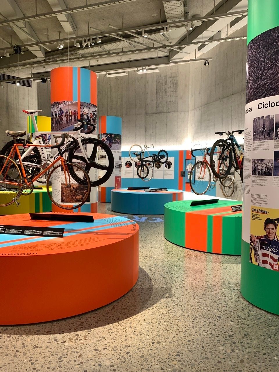 Ein Raum mit vielen ausgestellten Fahrrädern