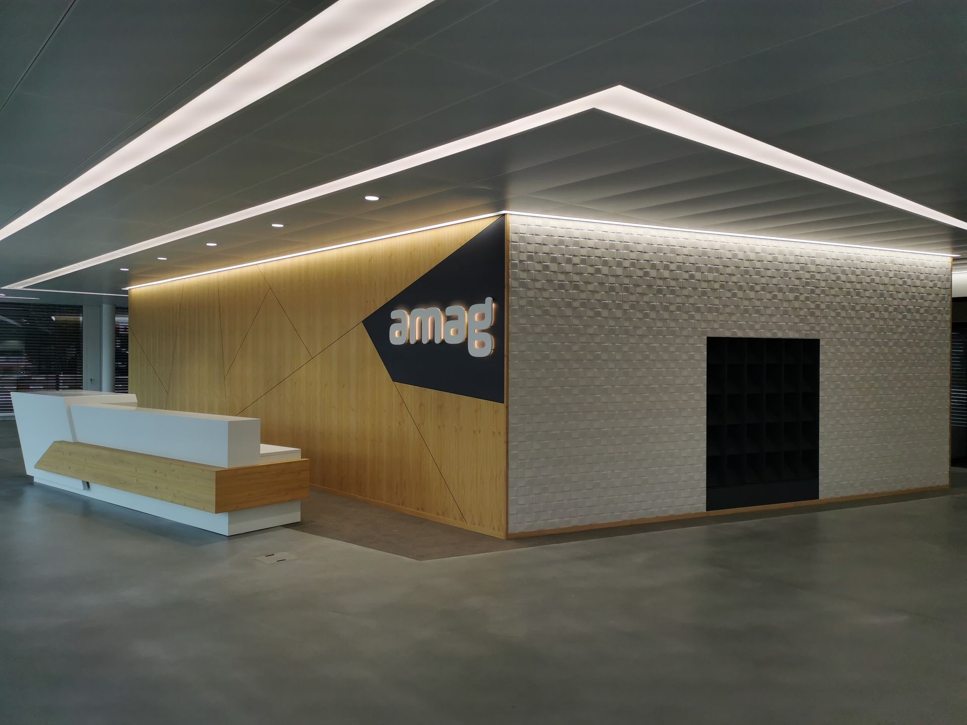Ein Empfangsbereich mit einem Schild mit der Aufschrift „Amag“