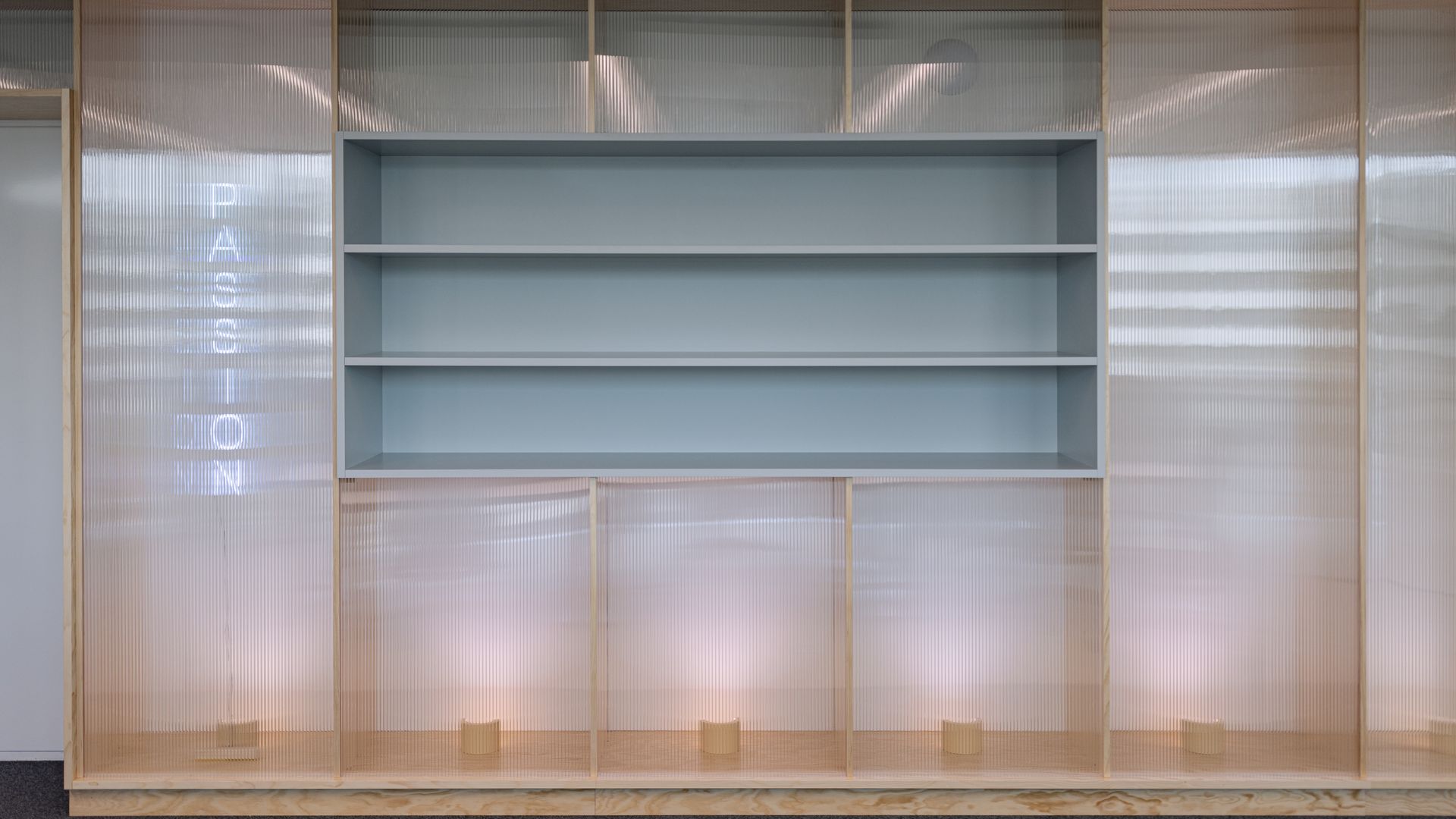 In der mitte des zimmers steht ein regal.