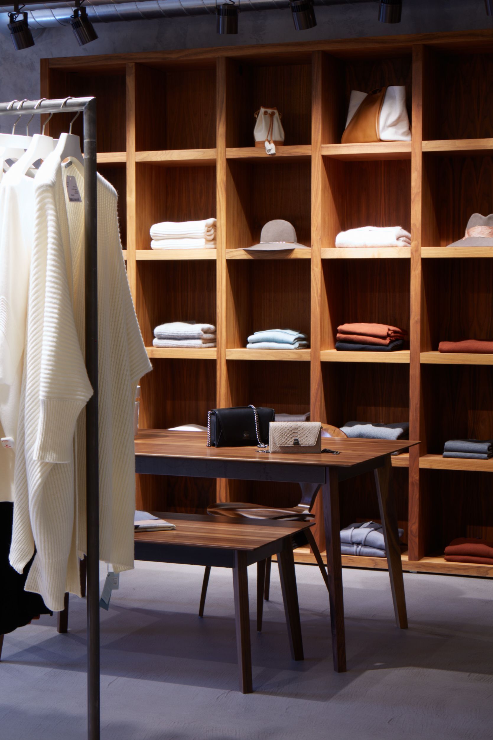 Ein Geschäft mit einem Tisch und Regalen voller Kleidung