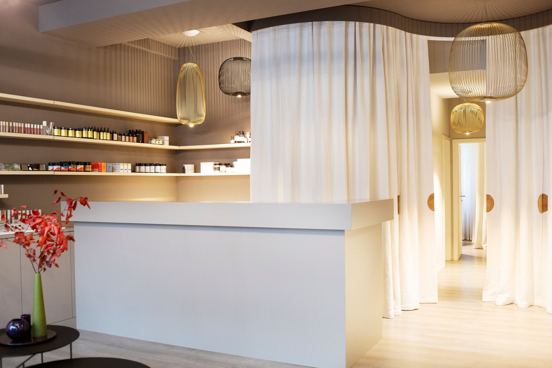 Eine weiße Theke in einem Raum mit einer Vase mit Blumen darauf.