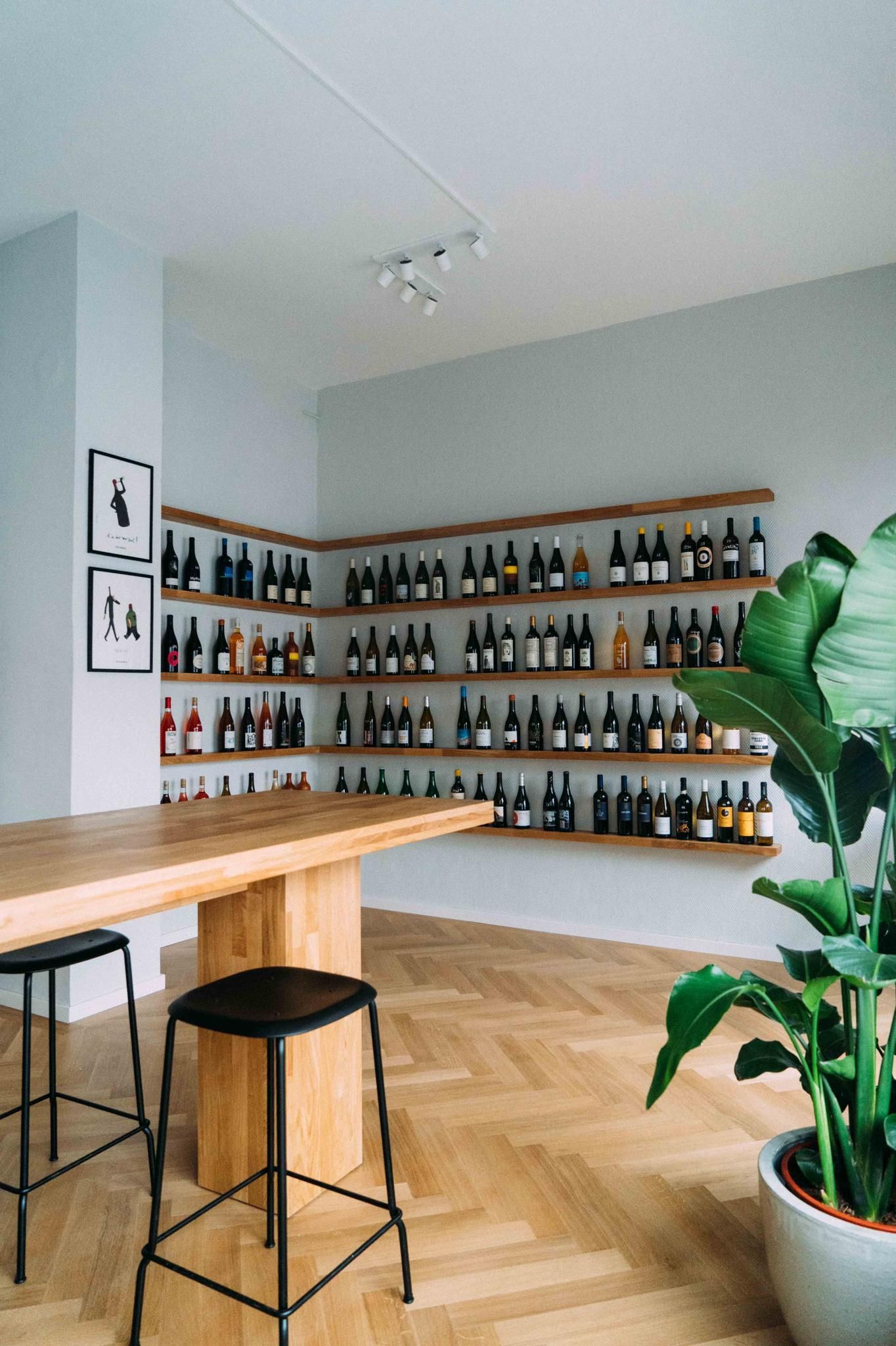 In diesem raum stehen viele flaschen wein auf den regalen.