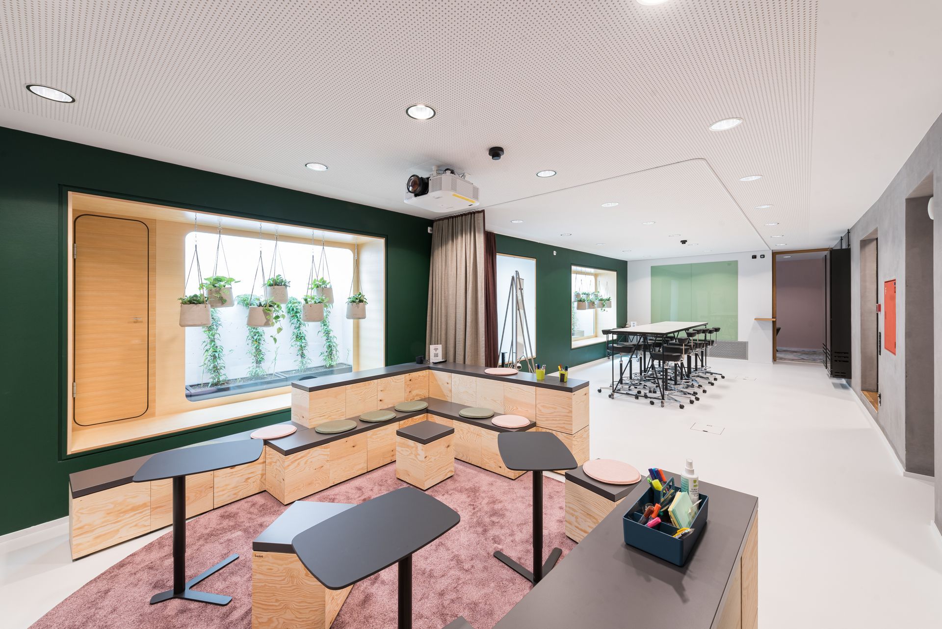 Ein Wohnzimmer mit Tischen und einem großen Fenster.