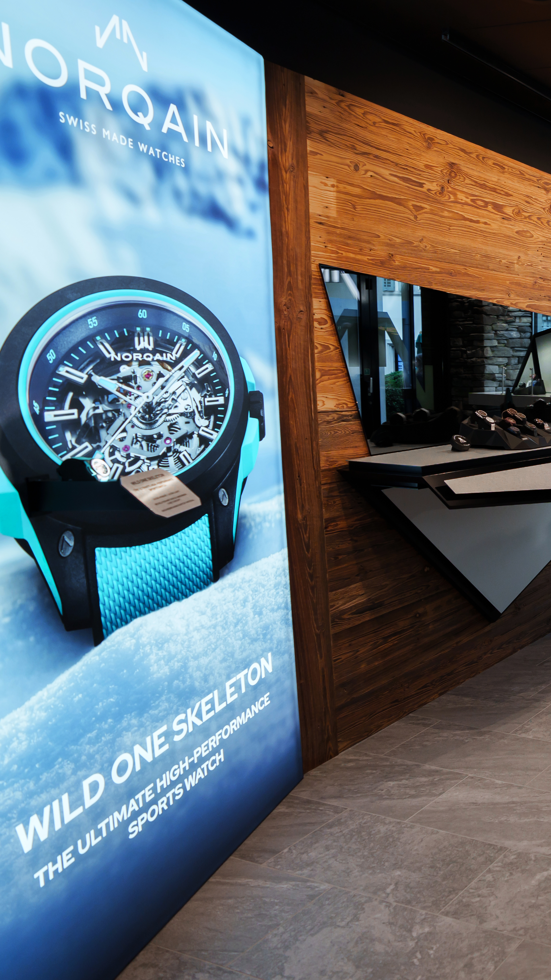 Eine Wand mit dem Bild einer Uhr darauf.