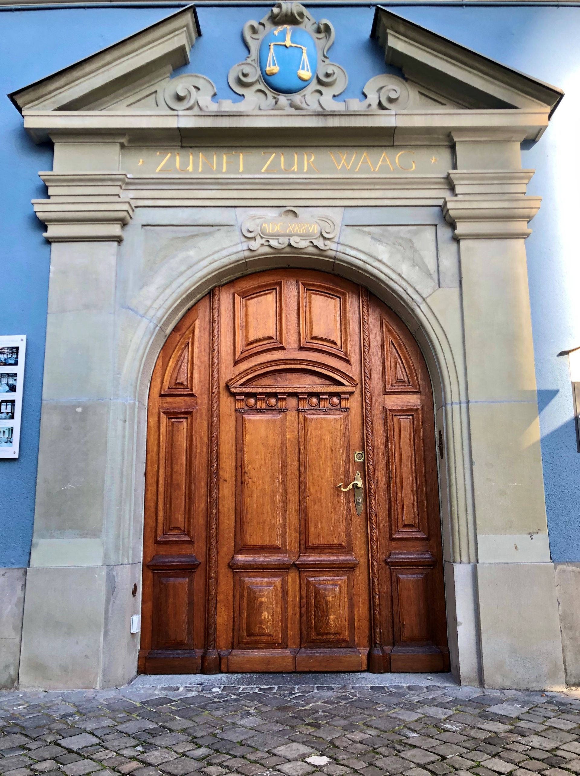 Eine Holztür mit einem Wappen darüber