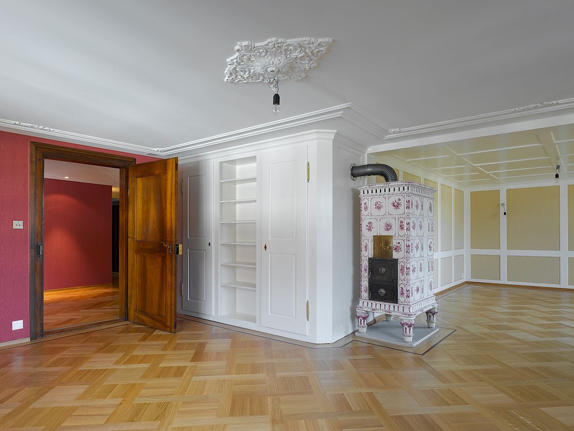 In der Mitte des Raumes steht ein Ofen.