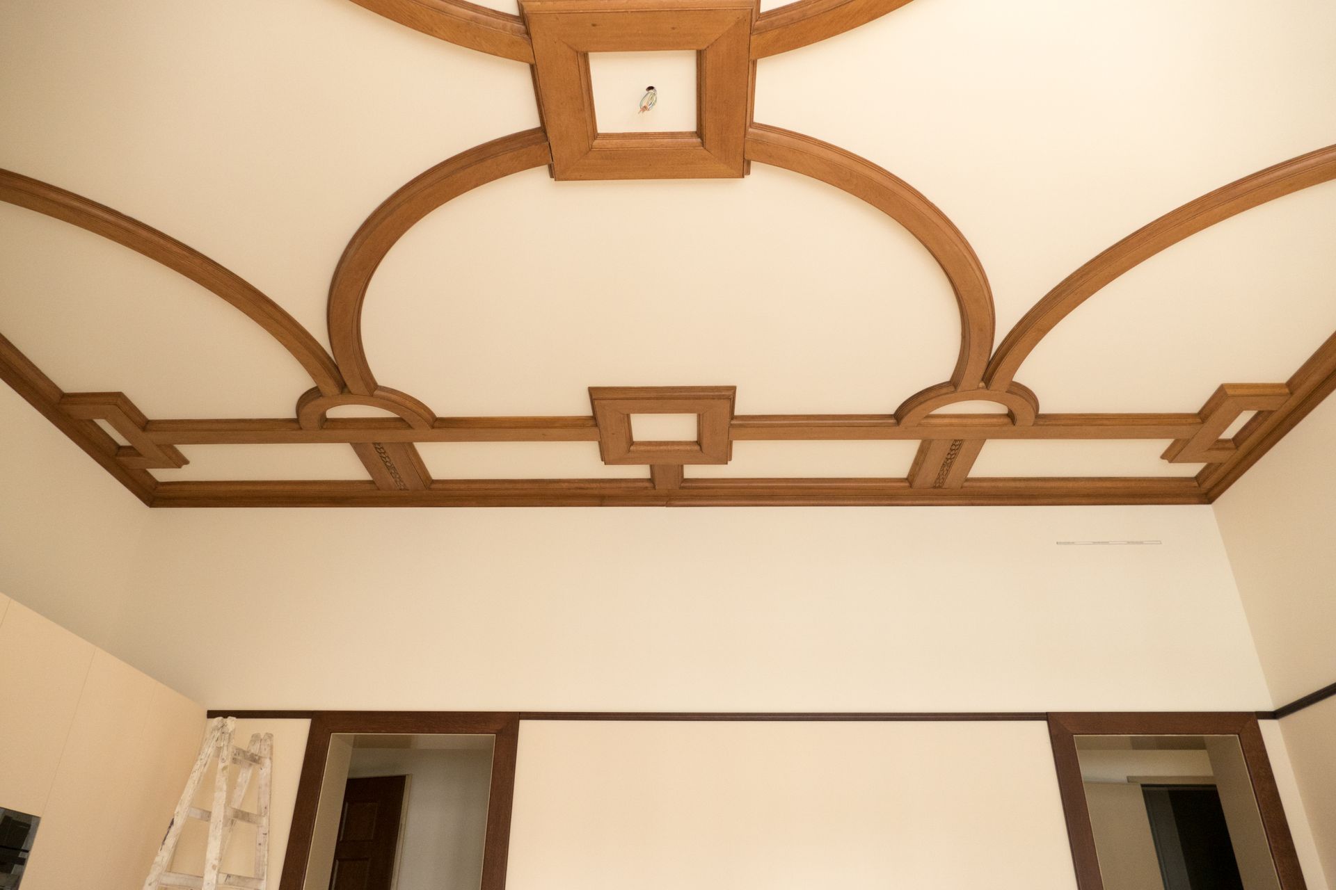 Ein Raum mit Holzdecke und einer Leiter