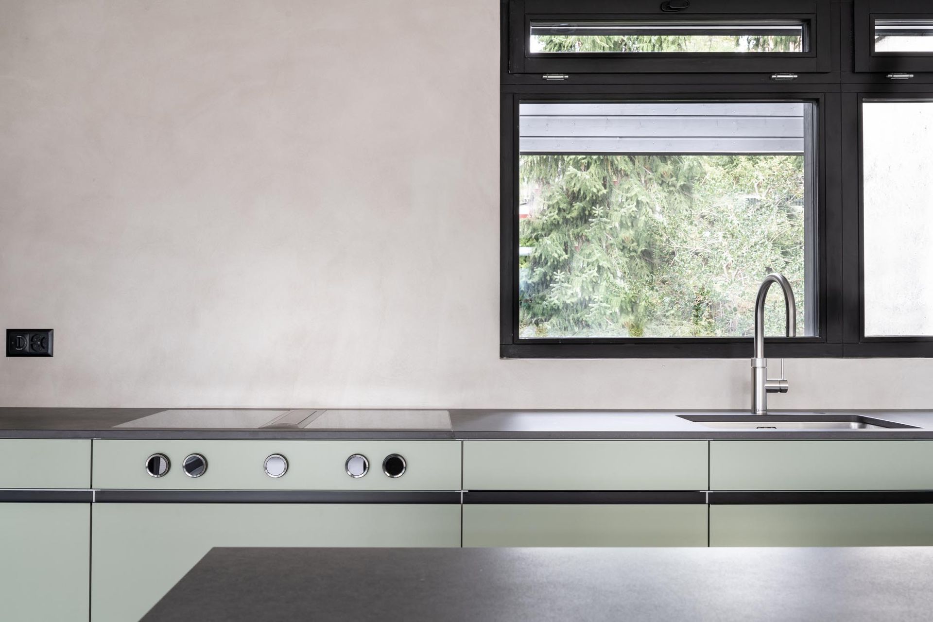 Eine Küche mit Spüle, Herd und Fenster.