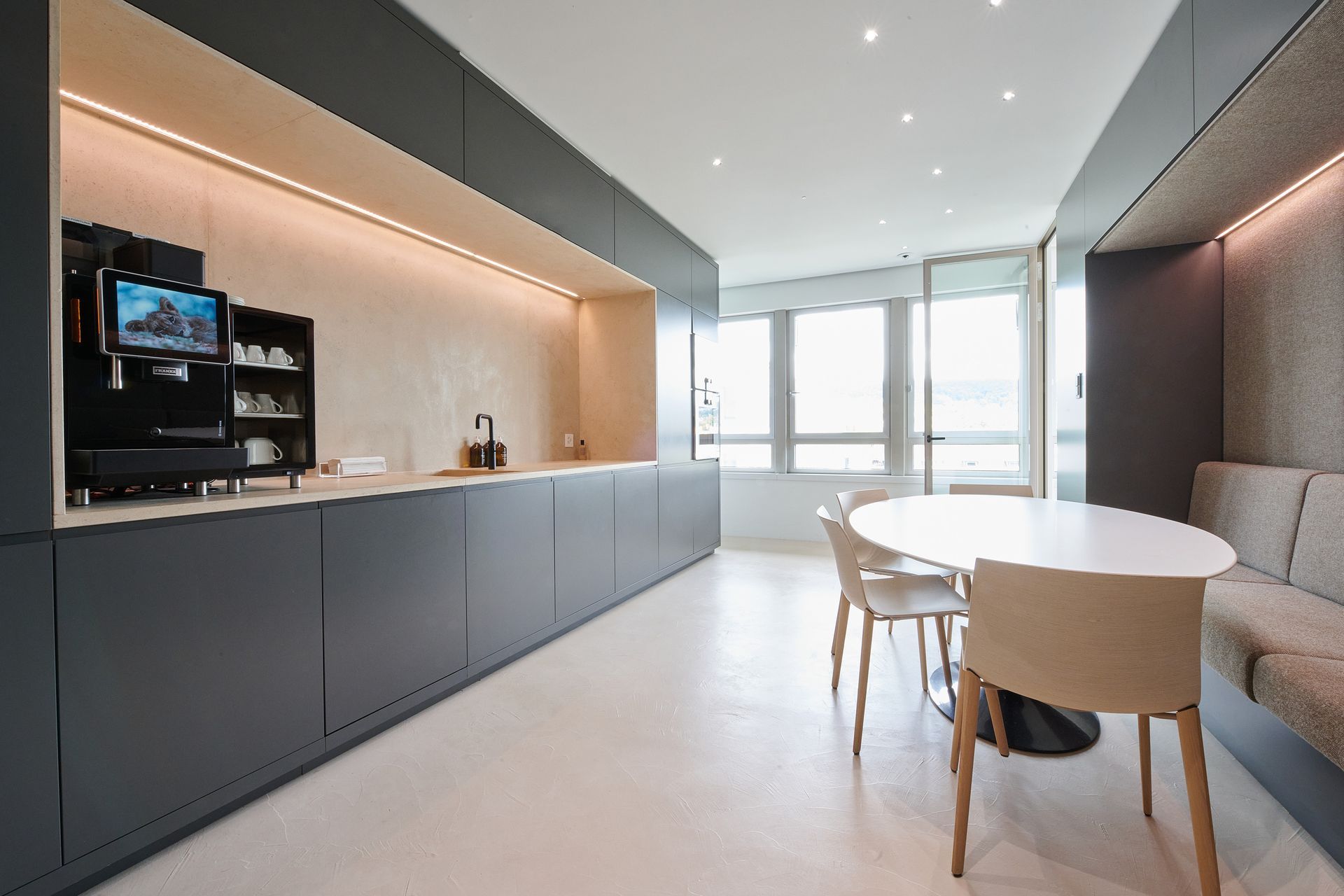 Im Zimmer gibt es einen Tisch und Stühle.