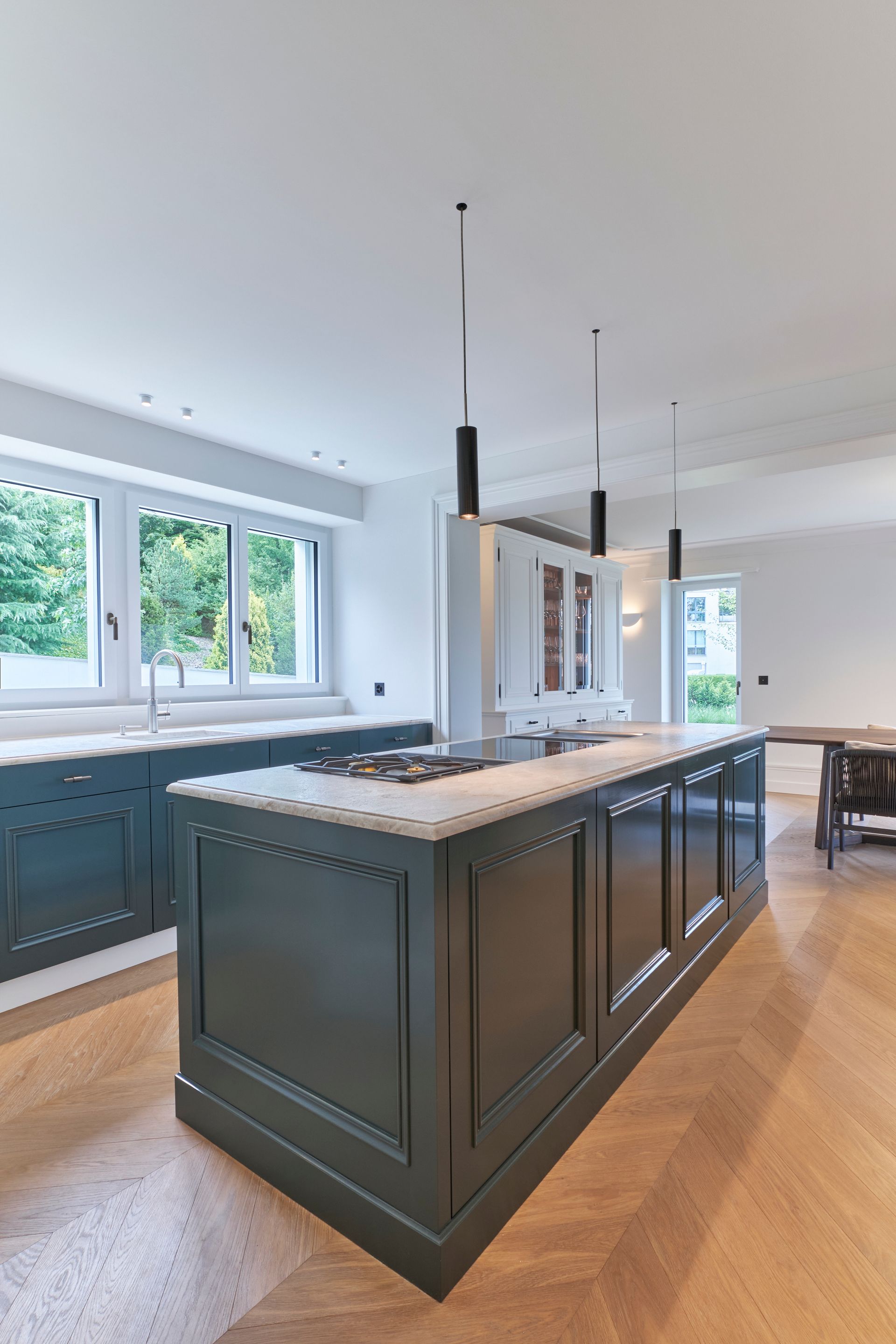 In der Mitte der Küche befindet sich eine große Insel.