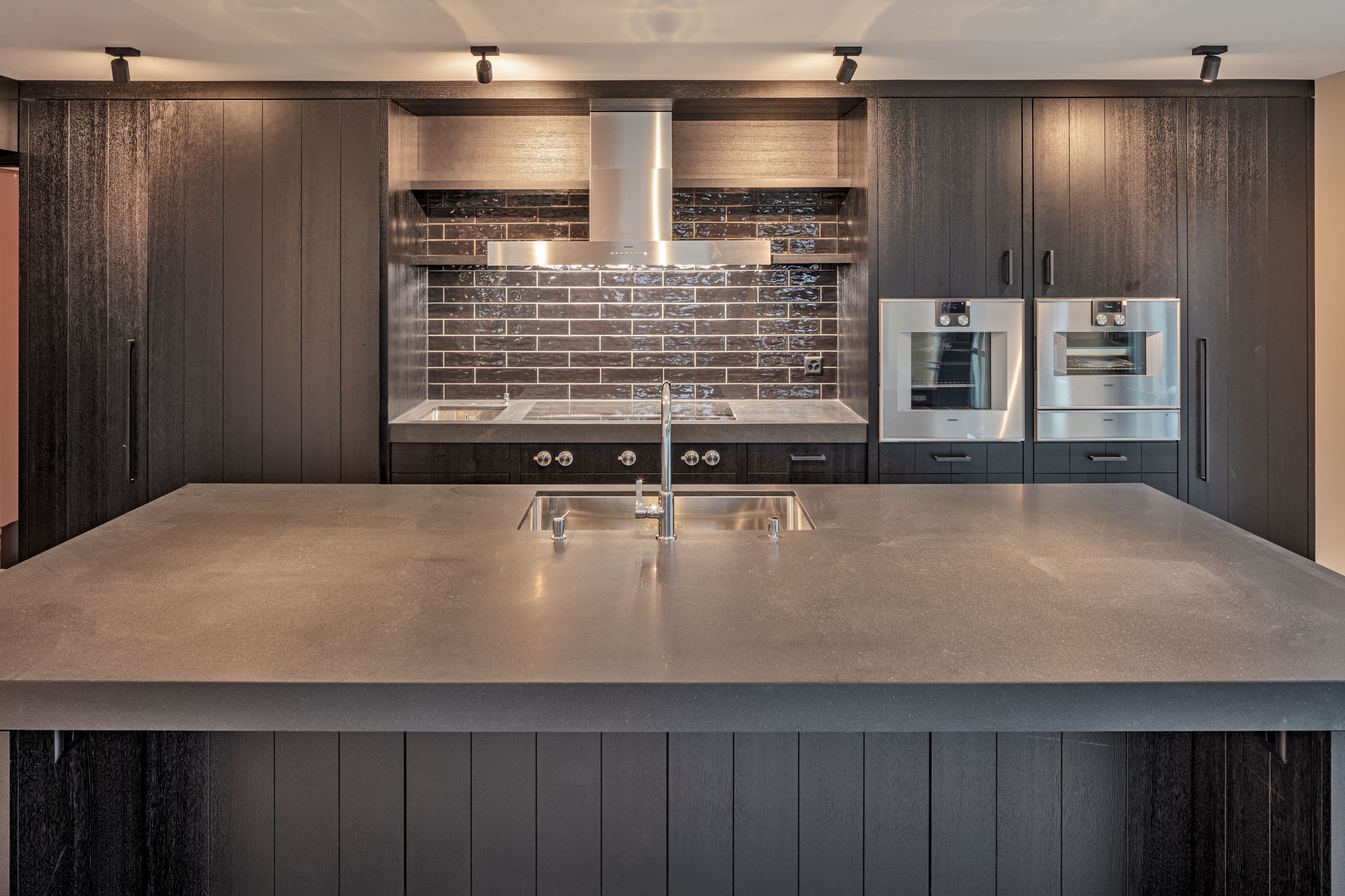 In der Mitte der Küche befindet sich eine große Insel.