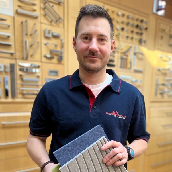 Ein Mann in einem blauen Hemd mit dem Wort IQ darauf