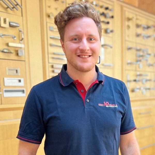 Ein Mann, der ein blaues Hemd mit der Aufschrift „A“ trägt