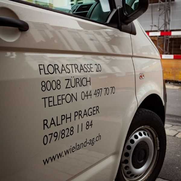 Ein weißer Lieferwagen mit der Aufschrift „Ralph Prager“