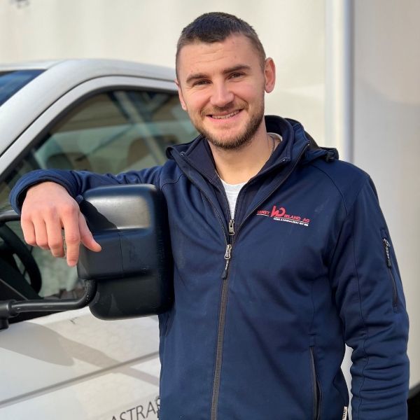 Ein Mann in einer blauen Jacke mit dem Wort Astra darauf